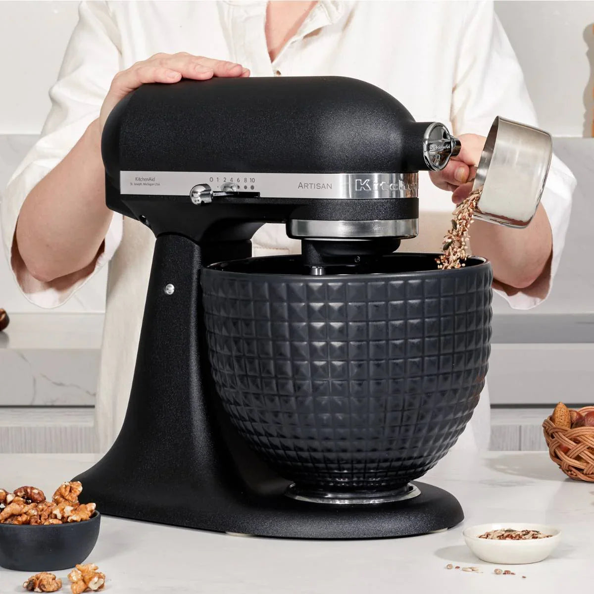Monochrome Collection: KitchenAid Artisan 4,7 Liter Gusseisen Schwarz KSM156 Küchenmaschine