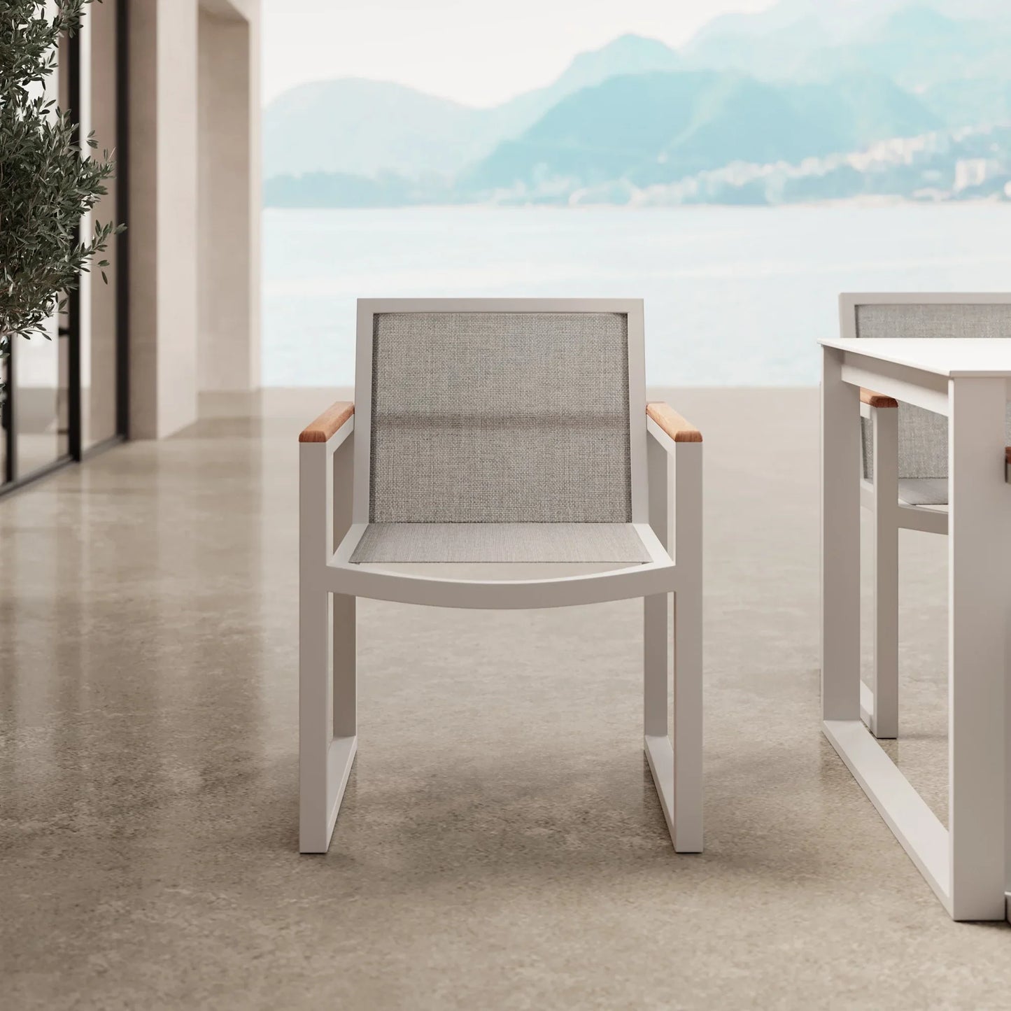 Vayla Gartenstuhl mit Armlehnen – Aluminium & Robinienholz | Aevora™ Kollektion