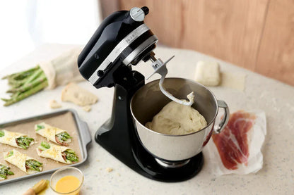 KitchenAid 4,8 L 5KSM175 Artisan Küchenmaschine Pastrylover mit Kunststofffleischwolf+Spritzgebäckvorsatz und Patisserie Buch